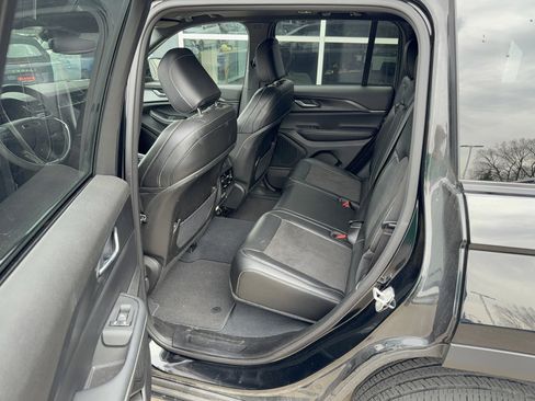 Used 2023 Jeep Grand Cherokee Altitude image 6