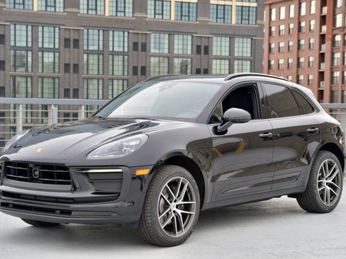 Certified 2026 Porsche Macan AWD/4WD image 1