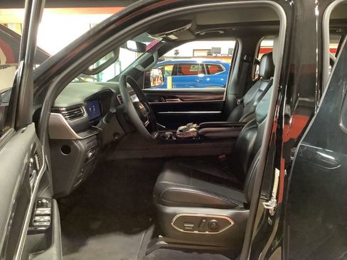 Used 2023 Jeep Wagoneer 4WD w/ Premium Group I image 4