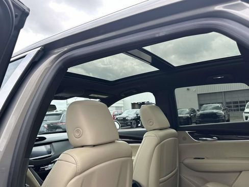 Used 2018 Cadillac XT5 Luxury w/ Driver Awareness Package FWD image 15