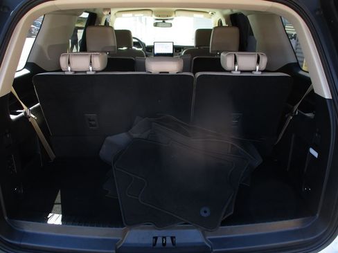 Used 2024 Ford Expedition XLT image 4