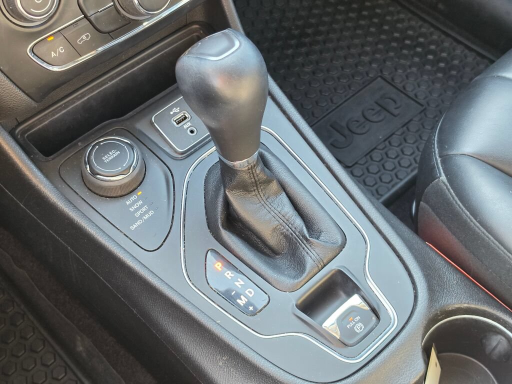 Used 2019 Jeep Cherokee Latitude Plus w/ Cold Weather Group AWD/4WD image 31