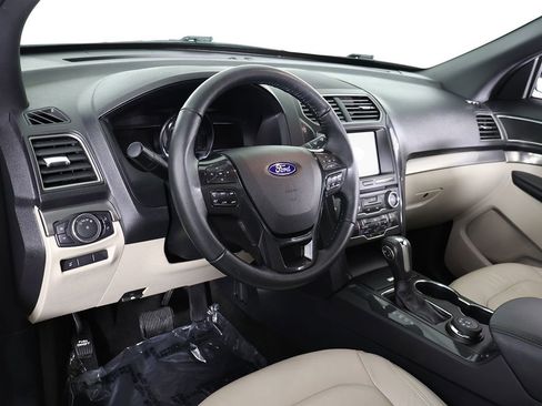 Used 2018 Ford Explorer XLT w/ Equipment Group 202A AWD/4WD image 28