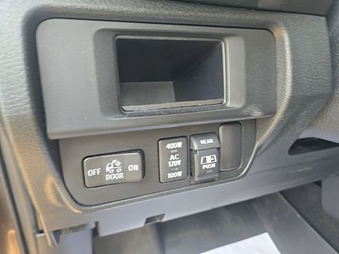 Used 2017 Toyota Tacoma TRD Sport w/ Tow Package (A/T) image 11