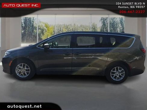 Used 2023 Chrysler Pacifica Touring-L FWD image 8