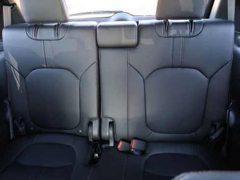 Used 2025 Honda Pilot TrailSport image 17