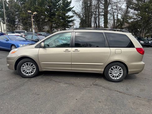 Used 2008 Toyota Sienna XLE 4dr Mini Van image 4