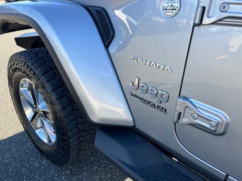 Used 2018 Jeep Wrangler Unlimited Sahara w/ Dual Top Group image 23