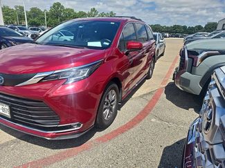 Used 2021 Toyota Sienna XLE FWD video 1