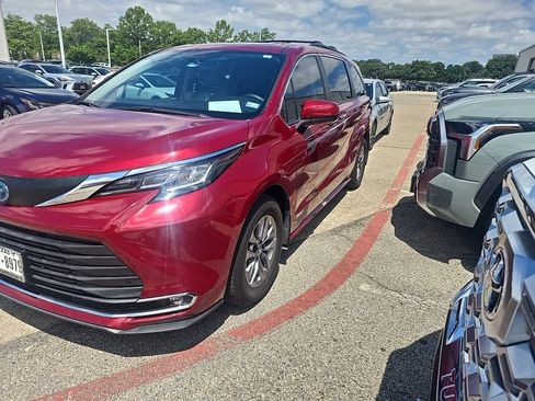 Used 2021 Toyota Sienna XLE FWD image 1