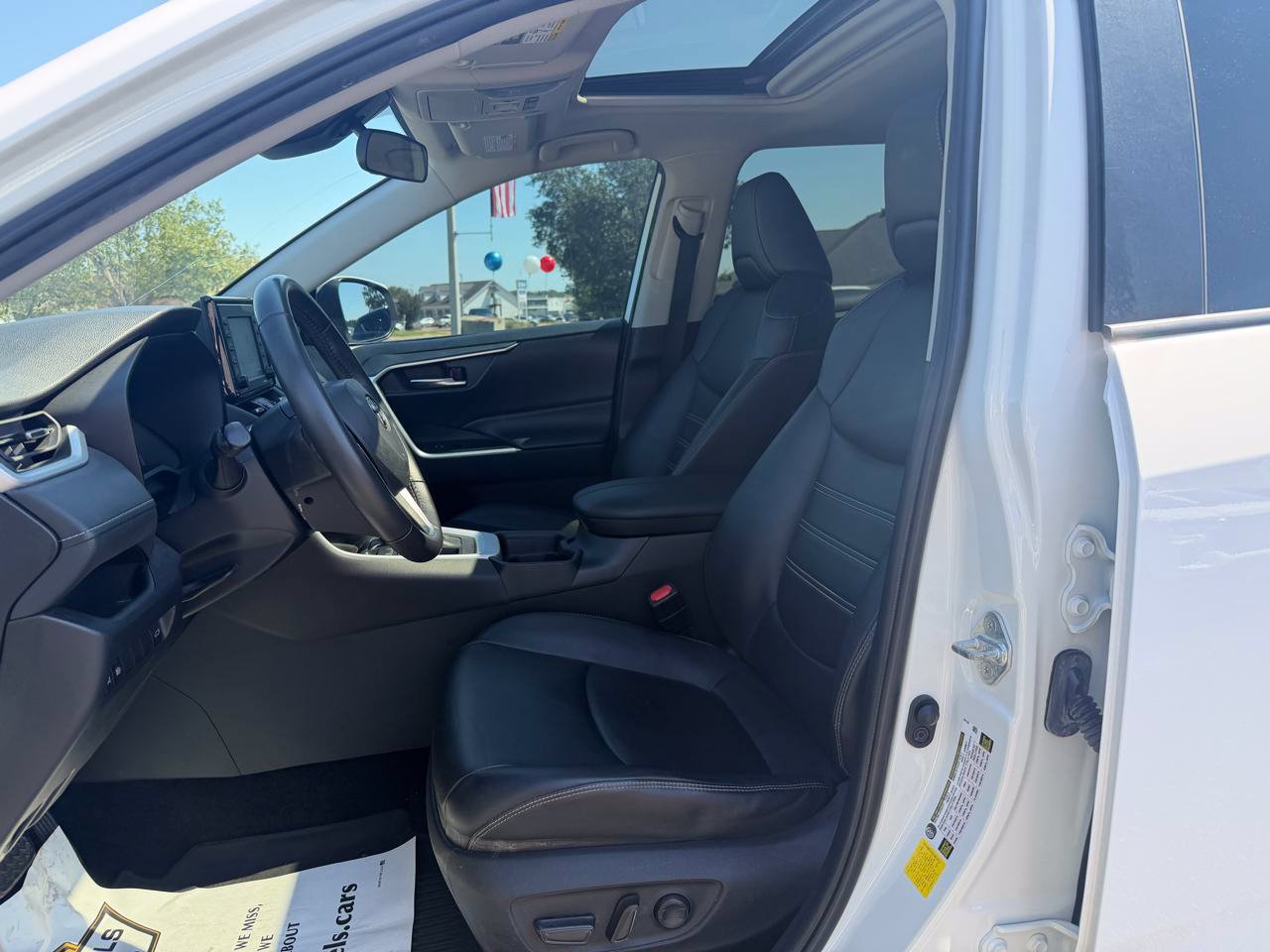 Used 2020 Toyota RAV4 XLE Premium FWD image 10