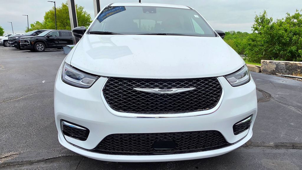 Used 2025 Chrysler Pacifica Select FWD image 14