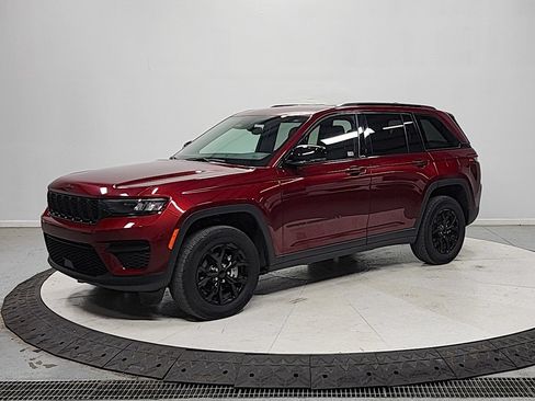 Used 2024 Jeep Grand Cherokee Altitude AWD/4WD image 3