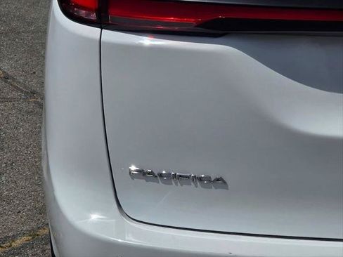 Certified 2024 Chrysler Pacifica Touring-L FWD image 8