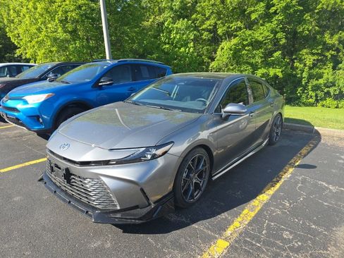 Used 2025 Toyota Camry XLE FWD image 1