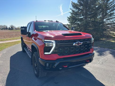 Used 2024 Chevrolet Silverado 2500 ZR2 w/ Technology Package AWD/4WD image 3