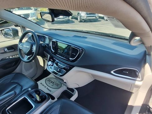 Certified 2022 Chrysler Pacifica Touring-L FWD image 38