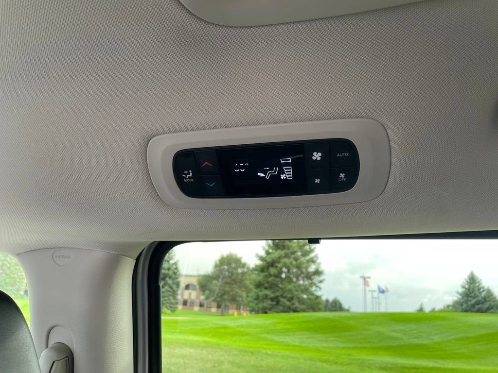 Used 2024 Chrysler Pacifica Touring-L FWD image 16