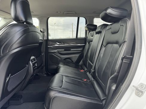 Used 2023 Jeep Grand Cherokee Limited w/ Black Appearance Package image 30