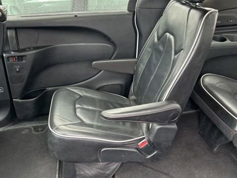 Used 2018 Chrysler Pacifica Limited image 14