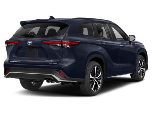 Used 2022 Toyota Highlander XSE AWD/4WD image 2