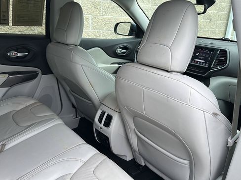 Used 2019 Jeep Cherokee Limited AWD/4WD image 12
