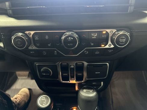 Used 2025 Jeep Wrangler Unlimited Sahara AWD/4WD image 21