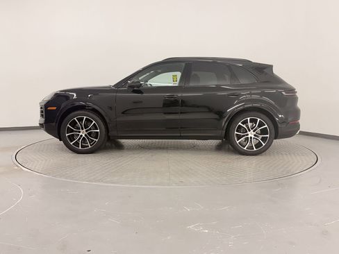 Used 2025 Porsche Cayenne image 2