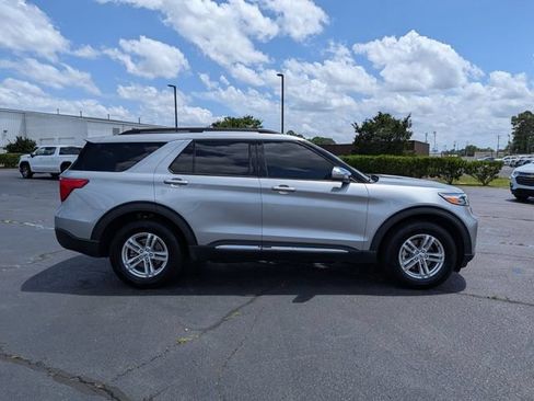 Used 2023 Ford Explorer XLT w/ Equipment Group 202A AWD/4WD image 2