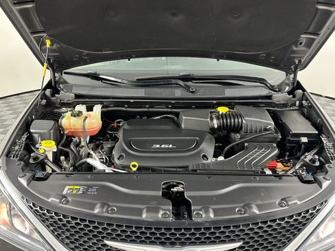 Used 2017 Chrysler Pacifica Touring-L image 20