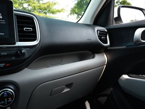 Used 2025 Hyundai Venue SEL FWD image 28