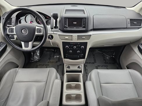 Used 2012 Volkswagen Routan SE image 2