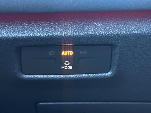 New 2025 Volkswagen Tiguan SE image 23