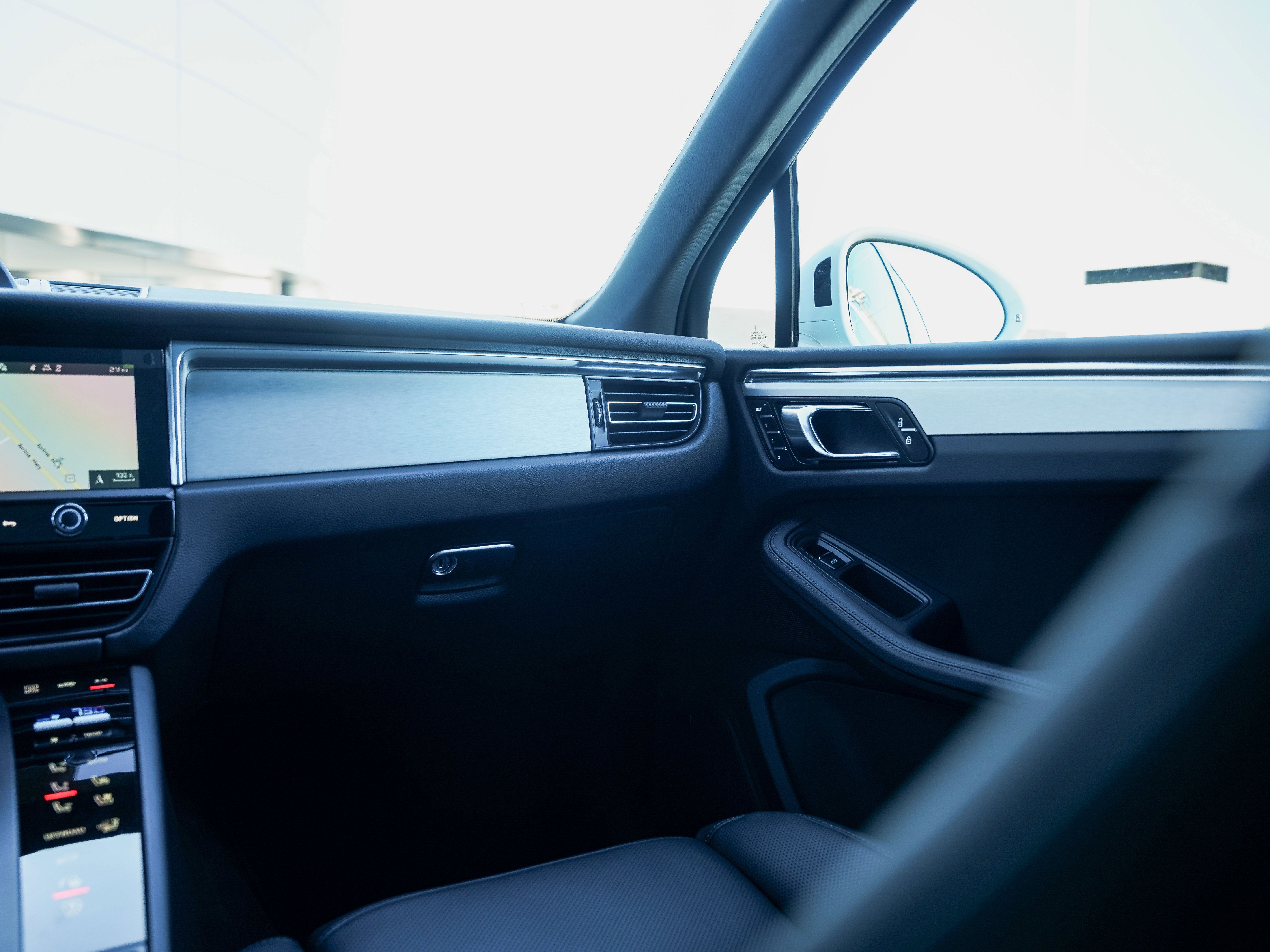 Certified 2026 Porsche Macan AWD/4WD image 27