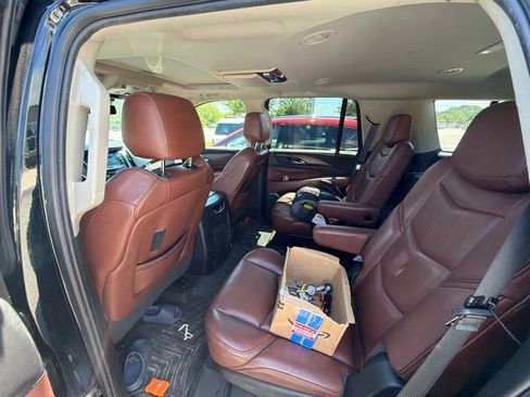 Used 2018 Cadillac Escalade Premium Luxury RWD image 16