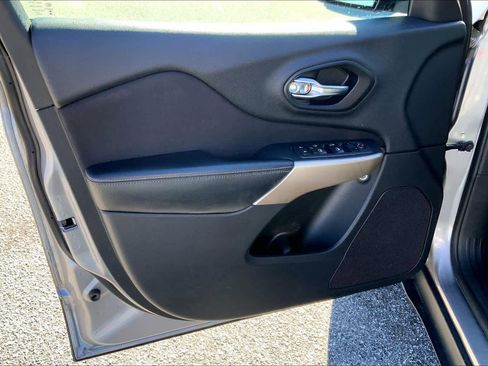 Used 2018 Jeep Cherokee Latitude w/ Altitude Package image 19