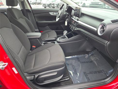 Used 2023 Kia Forte LXS image 7