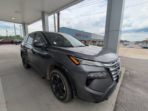 Used 2024 Nissan Rogue SV AWD/4WD image 3
