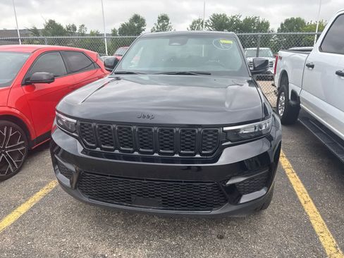 Used 2024 Jeep Grand Cherokee Altitude AWD/4WD image 21