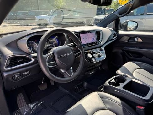 Used 2025 Chrysler Pacifica Select FWD image 26
