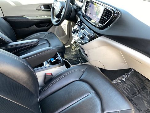 Used 2024 Chrysler Pacifica Touring-L FWD image 9