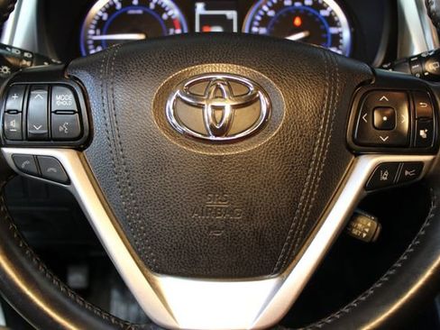 Used 2019 Toyota Highlander XLE AWD/4WD image 22