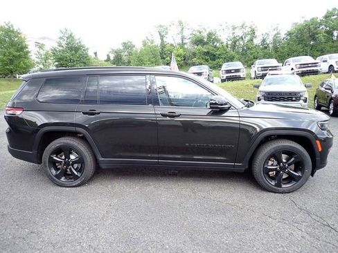 Used 2023 Jeep Grand Cherokee L Limited w/ Black Appearance Package AWD/4WD image 8