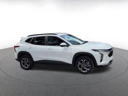 Used 2025 Chevrolet Trax LT image 2