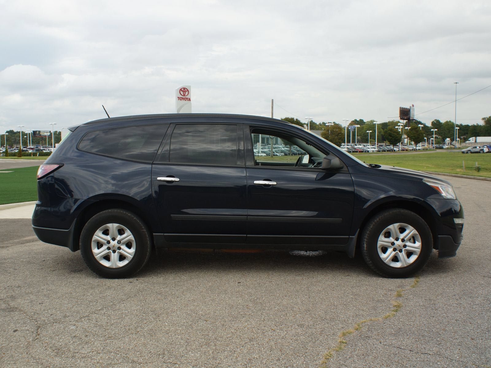 Used 2016 Chevrolet Traverse LS FWD image 13