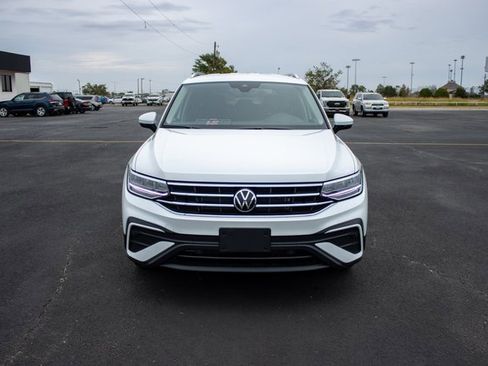 Used 2023 Volkswagen Tiguan SE image 2