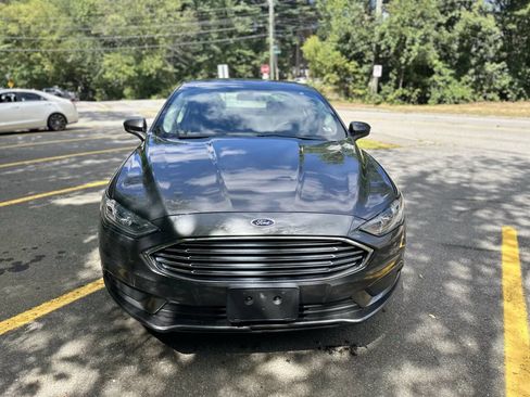 Used 2017 Ford Fusion SE w/ Fusion SE Technology Package image 2