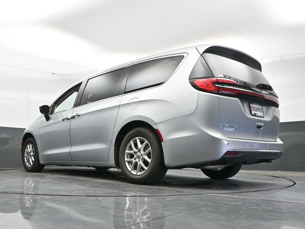 Used 2024 Chrysler Pacifica Touring-L FWD image 47