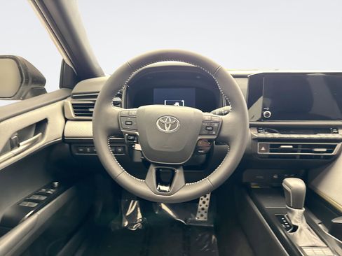 Used 2025 Toyota Camry SE image 12