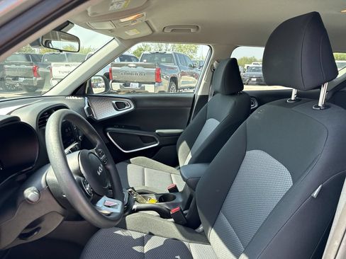 Used 2025 Kia Soul LX w/ LX Technology Package FWD image 13